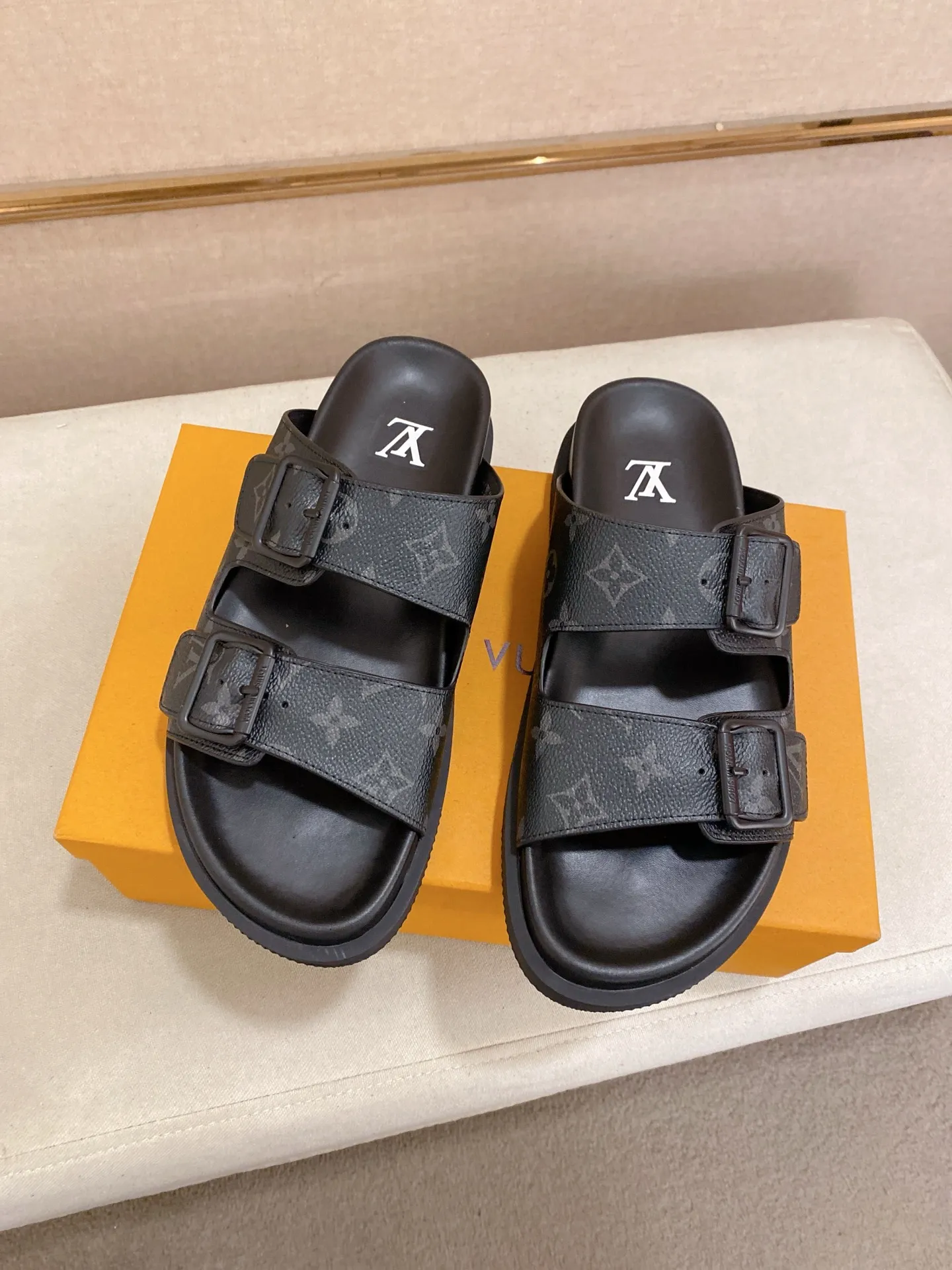 Factory price: 420💰Made by LV🔍Top purchasing agent. Men's spring and summer slippers are available at the same counter. The uppers are made of cowhide imported from Italy. High-quality craftsmanship, soles: original soles specially provided by the original factory, exclusive movable molded soles are super comfortable, original factory follow-up goods, 🔍🔍high quality, can be entered and exited the counter at will, welcome to compare, code number 38-44. Can be customized45